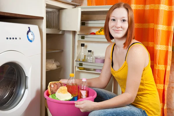 Kvinna avfrostning kylskåpet — Stockfoto