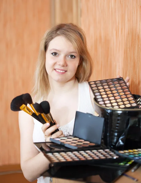 Kvinnliga visagiste med kosmetika — Stockfoto