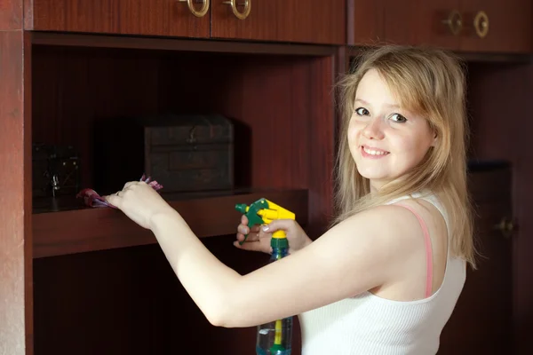 Chica limpia muebles en casa —  Fotos de Stock