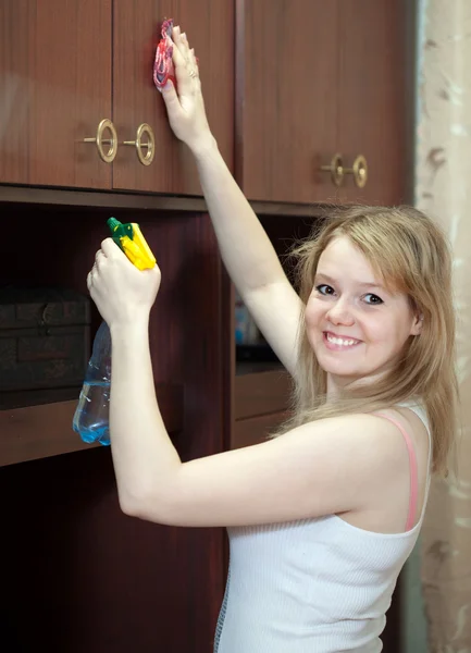 Glückliches Mädchen putzt Möbel — Stockfoto
