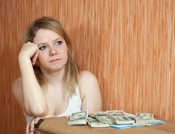 Mulher pensa sobre a questão financeira — Fotografia de Stock