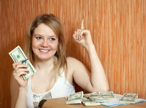 Женщина успешно решила свои финансовые проблемы — стоковое фото