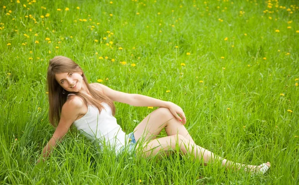 Tiener meisje liggen in gras — Stockfoto