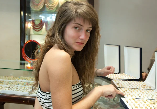 Kvinde vælger smykker - Stock-foto