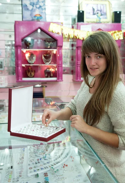 Girl chooses ring — Stock Photo, Image