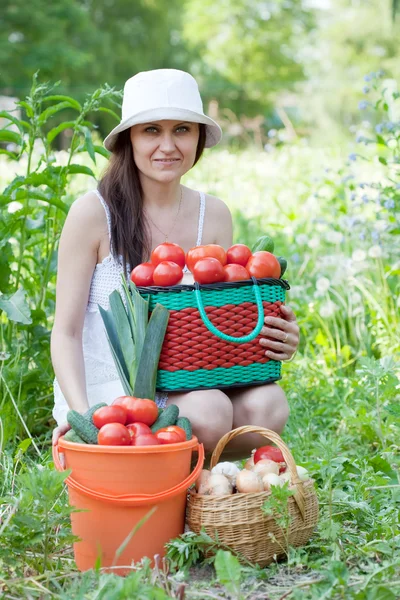 Жінка з врожаєм овочів — стокове фото