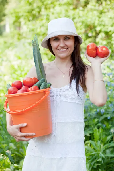 Šťastná žena se zeleninou — Stock fotografie