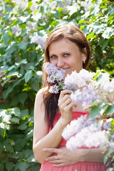 Mujer en planta lila —  Fotos de Stock