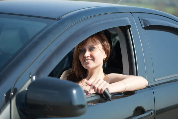 Женщина средних лет в машине — стоковое фото