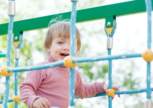Двухлетний ребенок на детской площадке — стоковое фото