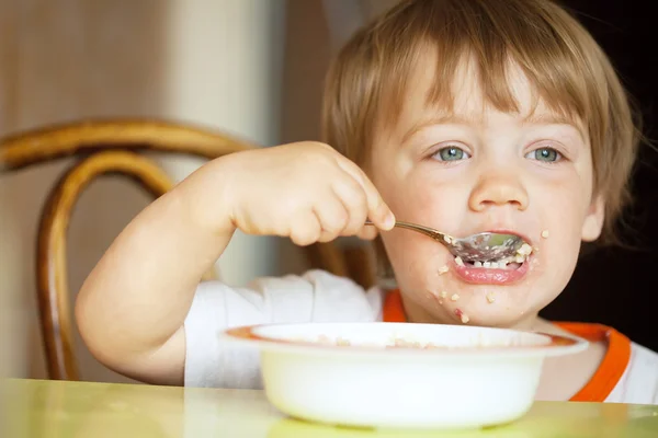 Bambino stesso mangia cereali — Foto Stock