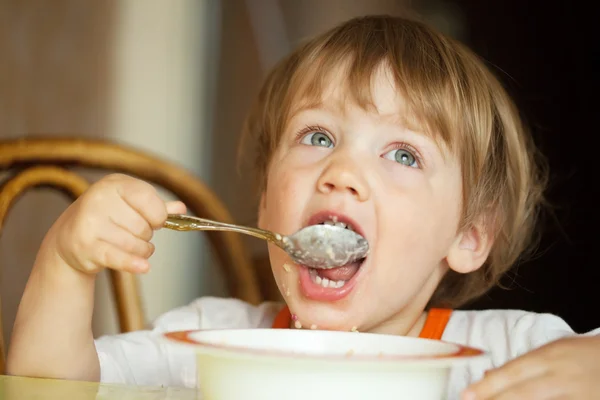 自分の子を食べる穀物 — ストック写真