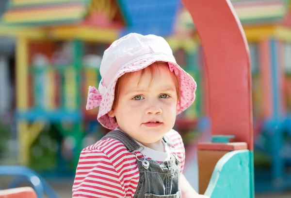 Портрет двухлетнего ребенка на детской площадке — стоковое фото