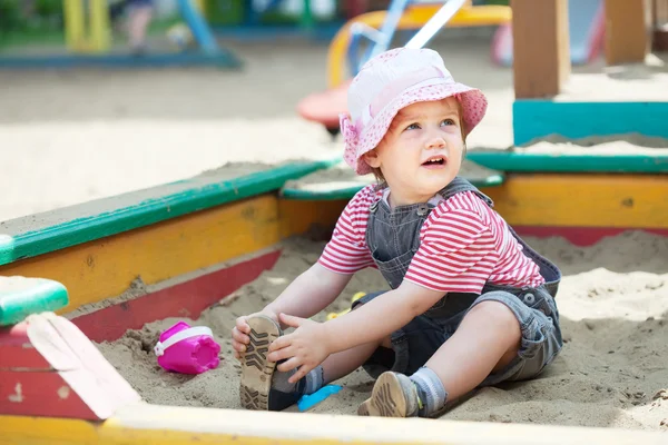 Tvååriga barn i sandlådan — Stockfoto