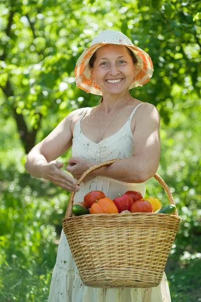 Donna con verdure raccolte — Foto Stock