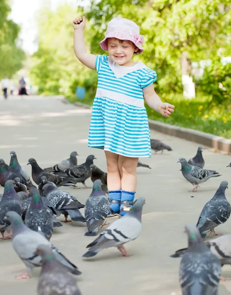 Chica de dos años con palomas —  Fotos de Stock
