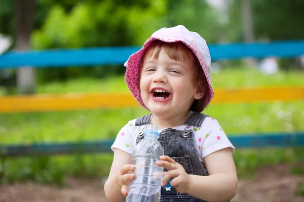 Mutlu 2 yaşındaki bebek şişeden içer — Stok fotoğraf