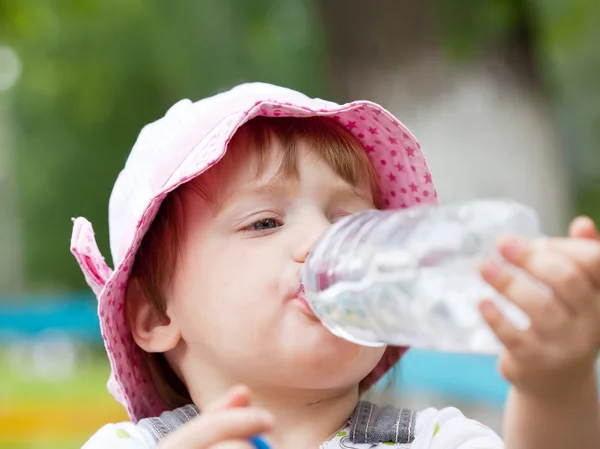 Baby drycker från plastflaska — Stockfoto