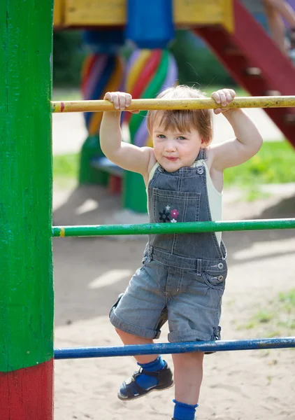 Criança de dois anos no parque infantil — Fotografia de Stock