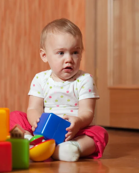 Ruhiges Baby spielt mit Spielzeug — Stockfoto