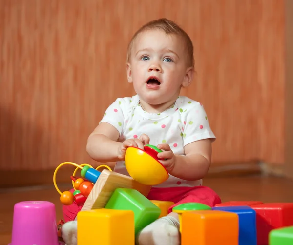 Годовалый ребенок с игрушками — стоковое фото