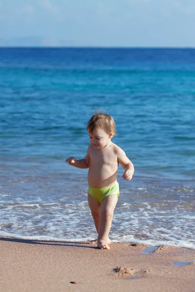 모래 해변에서 행복 한 아이 — 스톡 사진