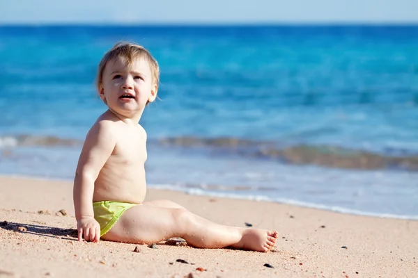 Kisgyermek homokos strand — Stock Fotó