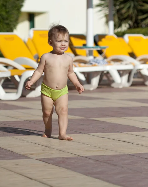 Toddler в курортной зоне отеля — стоковое фото