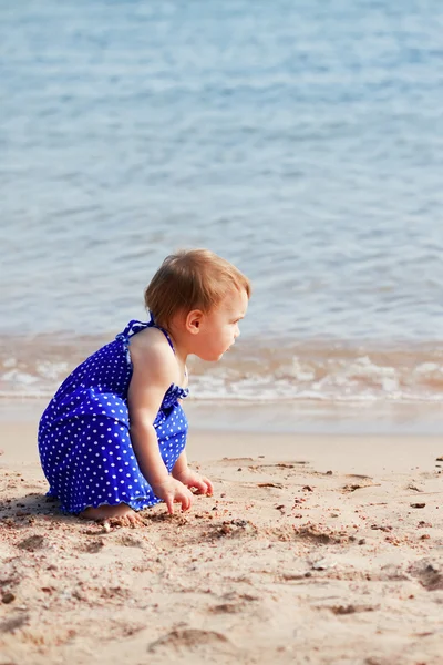 Meisje op zand strand — Stockfoto