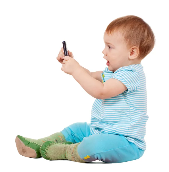 Niño pequeño usando el teléfono móvil — Foto de Stock