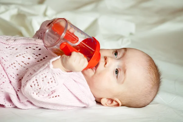 Baby Mädchen mit Schluck Tasse — Stockfoto