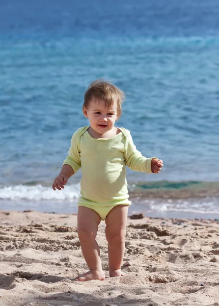 Kleinkind läuft am Sandstrand — Stockfoto