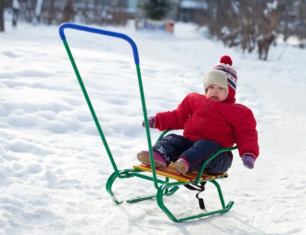 Kleinkind im Winter auf Schlitten — Stockfoto