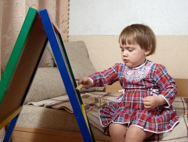Ребенок рисует на доске с мелом — стоковое фото