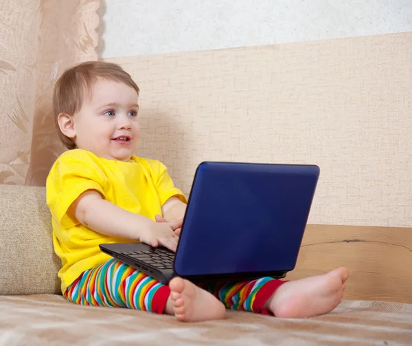 Klein meisje zitten met laptop — Stockfoto