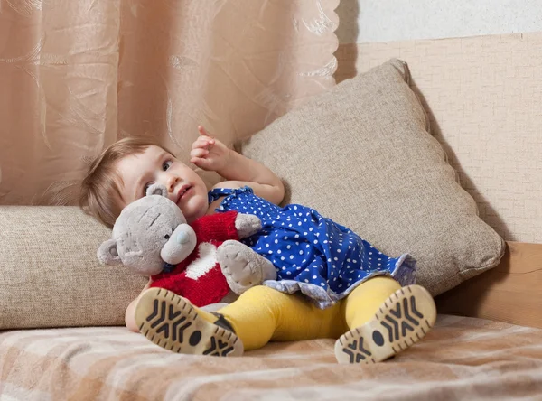 Bambina con giocattolo — Foto Stock