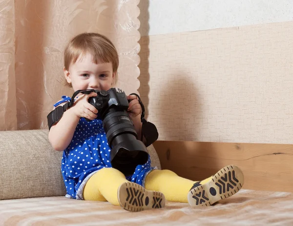 Baby girl takes photo with camera — Stock Photo, Image
