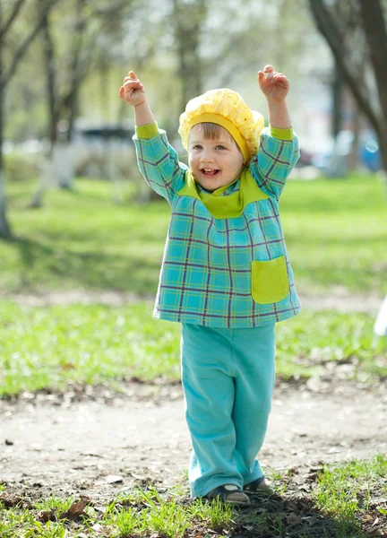 Feliz niño en primavera — Foto de Stock