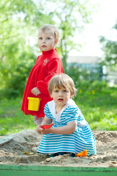 两个孩子在沙坑里玩耍 — 图库照片