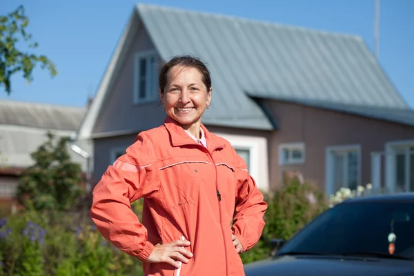 Woman in front of new home — Stock Photo, Image