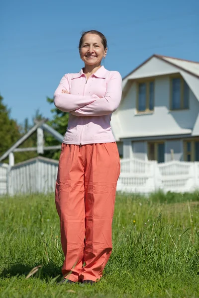 Mujer feliz contra su casa —  Fotos de Stock