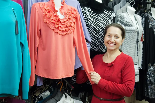Mujer madura elige ropa — Foto de Stock