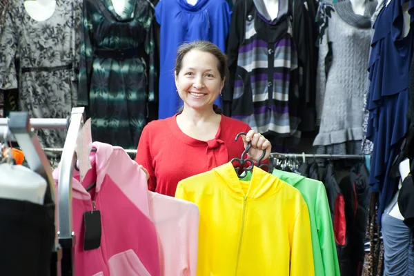 Woman chooses clothes — Stock Photo, Image