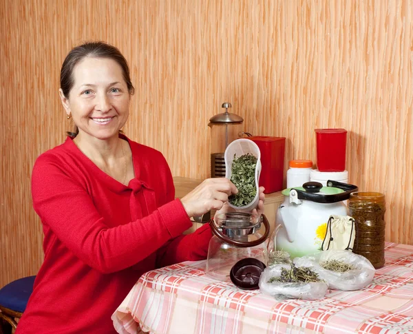 Ώριμη γυναίκα παρασκευάζει βότανα — Φωτογραφία Αρχείου