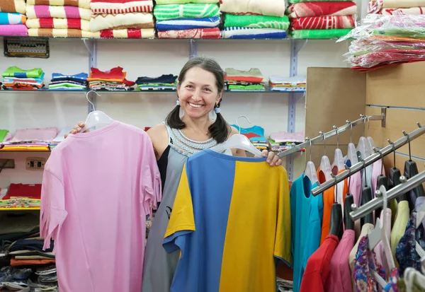Mogen kvinna på fashionabla shop — Stockfoto