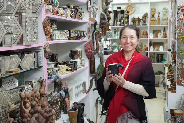 Vrouw kiest souvenirs in Egyptische winkel — Stok fotoğraf