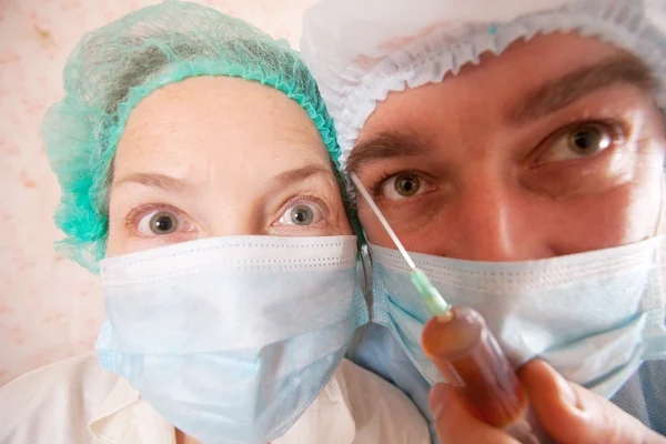 Dva lékaři s injekční stříkačkou — Stock fotografie