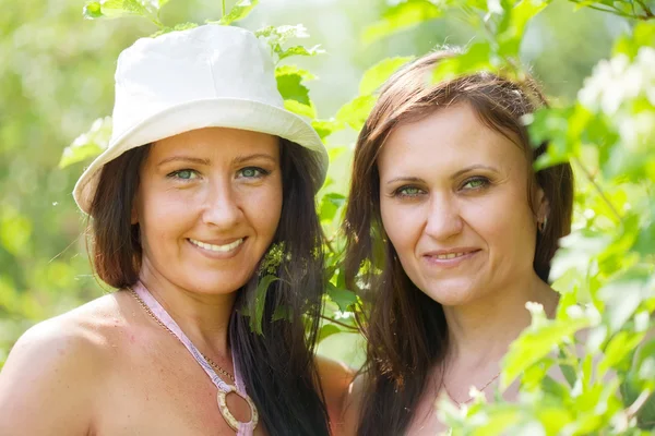 Portret van vrouwen in lentetuin — Stockfoto