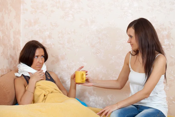 Woman gives cup to unwell girl — Stock Photo, Image