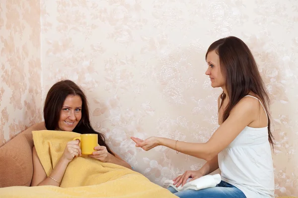 Woman cares for sick friend — Stock Photo, Image